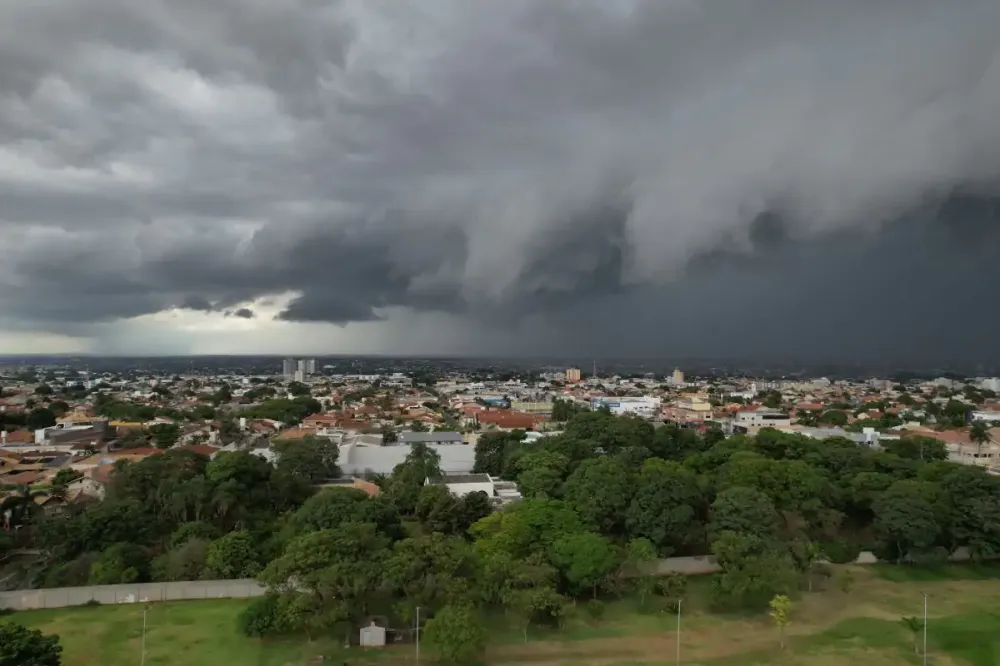 Frente fria coloca MS sob risco de temporais, ventos fortes e granizo