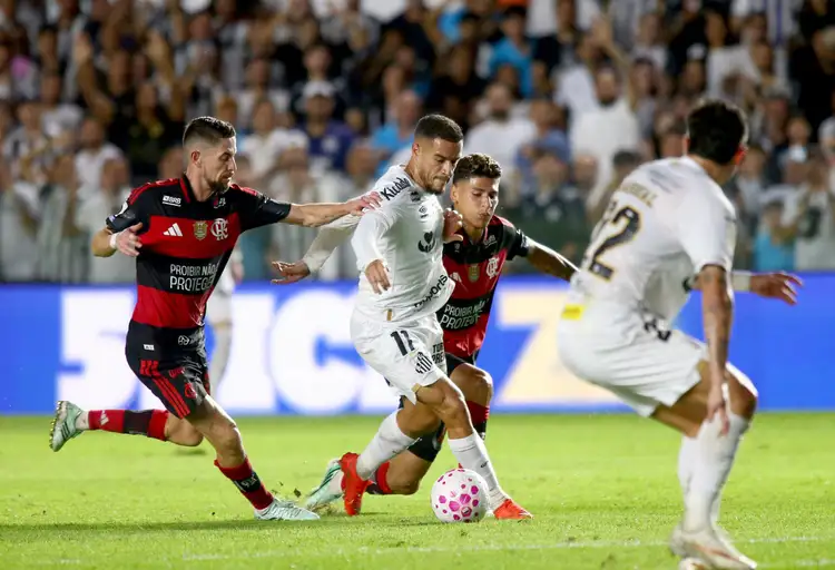 Neymar entra no segundo tempo, marca duas vezes de pênalti e garante empate do Santos com o Flamengo