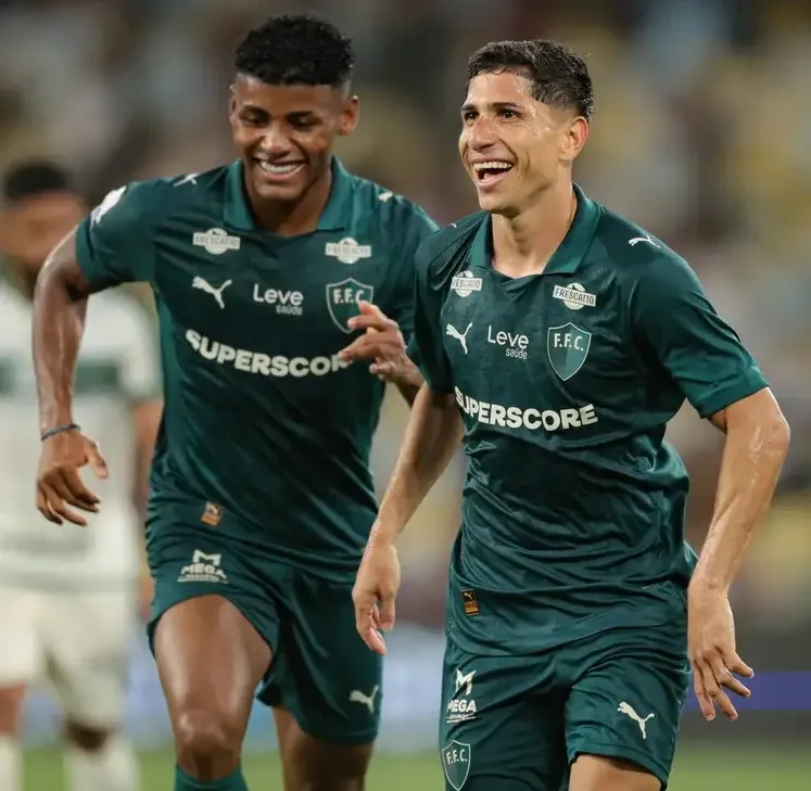 Savarino marca três vezes, Fluminense goleia o Coritiba e volta ao G-4